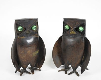 Deux chouettes en cuivre et yeux en verre.
Travail...
