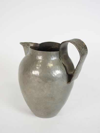Jean DESPRES (1889-1980).
Pichet en étain...