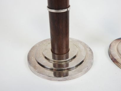 ERCUIS.
Paire de bougeoirs en métal argenté...