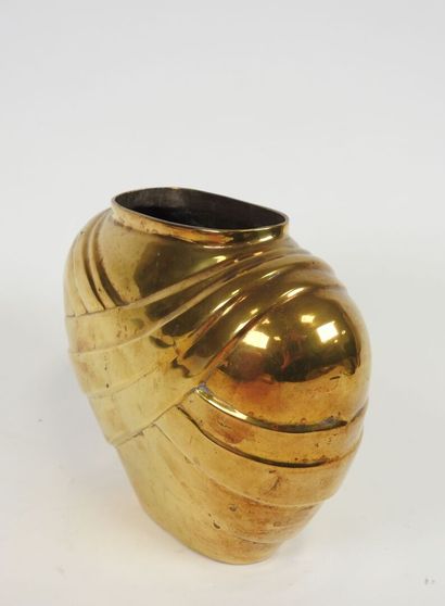 Vase en laiton à décor en repoussé de draperie.
XXe.
15,5...