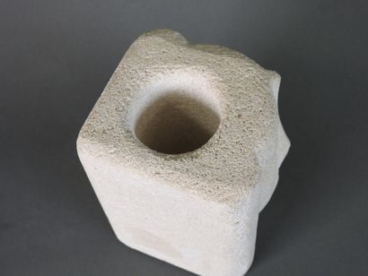 Albert TORMOS (XXème siècle).
Pot en pierre...