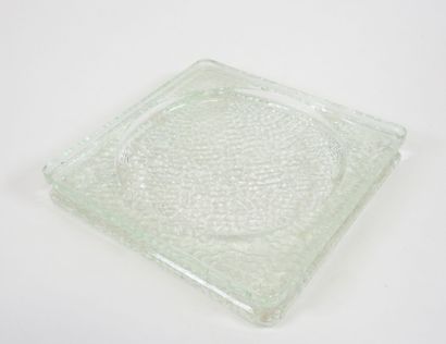Vide-poche carré en verre moulé.
Travail...