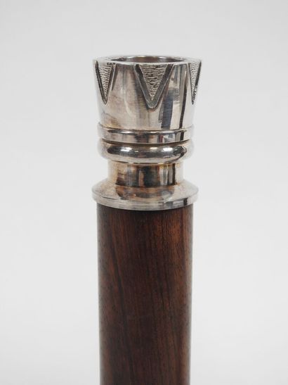 ERCUIS.
Paire de bougeoirs en métal argenté...