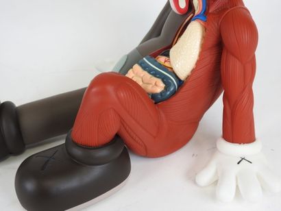 KAWS (Né en 1974).
L'écorché.
Sujet en plastique...