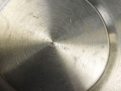 Seau à glaçons en métal en forme de poire.
Travail...