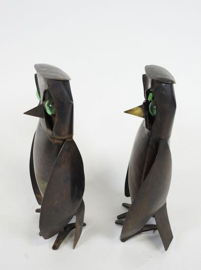 Deux chouettes en cuivre et yeux en verre.
Travail...