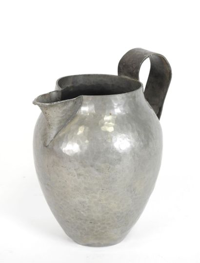 Jean DESPRES (1889-1980).
Pichet en étain...