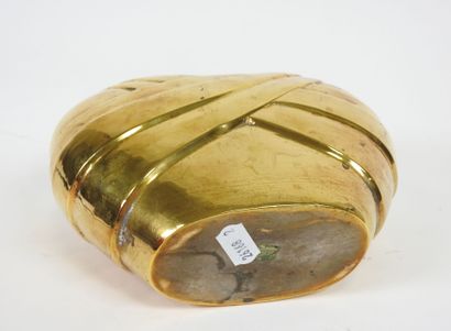 Vase en laiton à décor en repoussé de draperie.
XXe.
15,5...