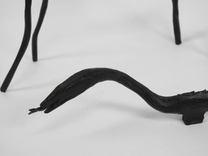 Cerf et serpent en fer forgé laqué noir.
Travail...