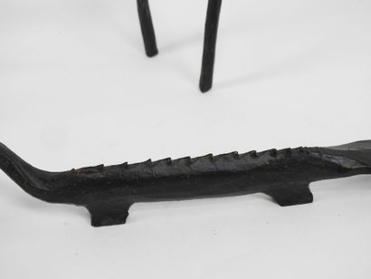Cerf et serpent en fer forgé laqué noir.
Travail...