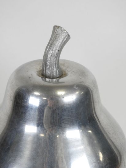 Seau à glaçons en métal en forme de poire.
Travail...