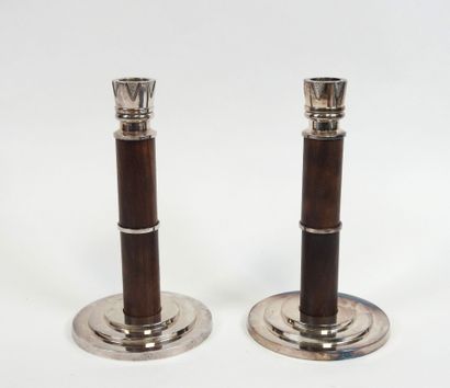 ERCUIS.
Paire de bougeoirs en métal argenté...