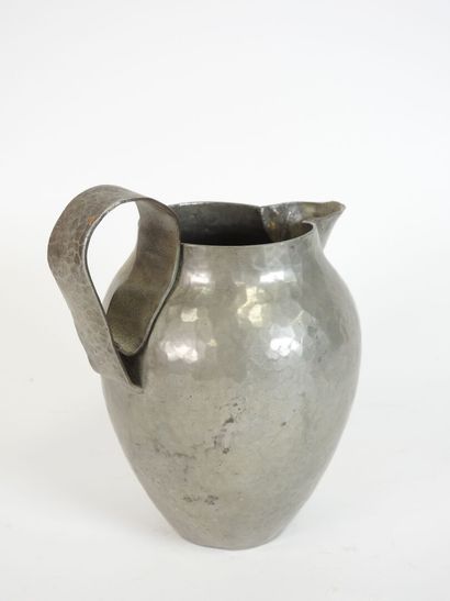 Jean DESPRES (1889-1980).
Pichet en étain...