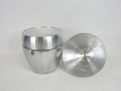 Seau à glaçons en métal en forme de poire.
Travail...
