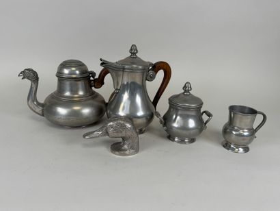 Ensemble de quatre pièces de forme en étain...