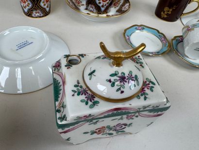 Lot en porcelaine comprenant :
- Porcelaine...