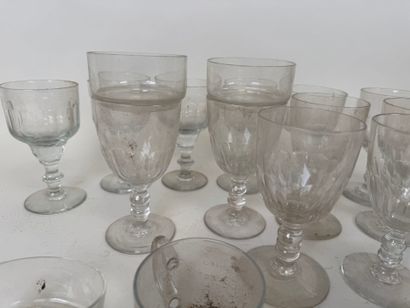 17 absinthe glasses in ribbed glass.
H. 18.5...