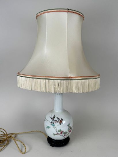 ASIE, XXe.
Vase monté en lampe en porcelaine...
