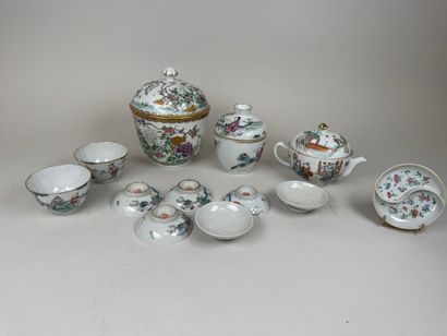 Service à thé en porcelaine comprenant une...
