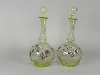 Paire de carafes en verre coloré à décor...