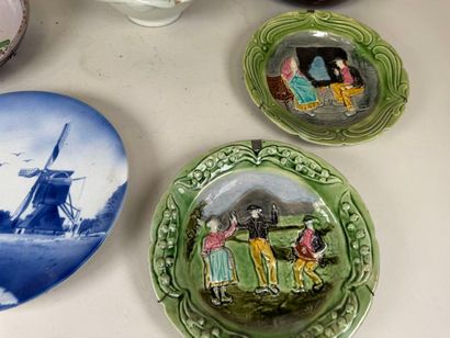 Cinq plats ou assiettes en faïence polychrome...