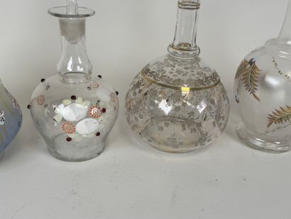 Cinq carafes ou carafons en verre à décor...