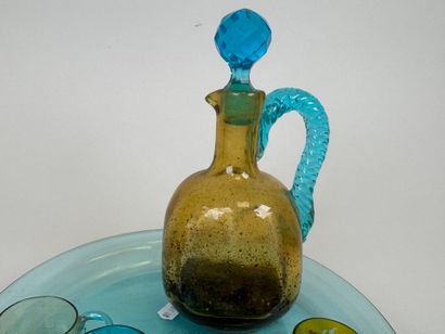 Ensemble en verre coloré comprenant un plateau...