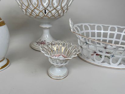 Lot en porcelaine polychrome comprenant deux...