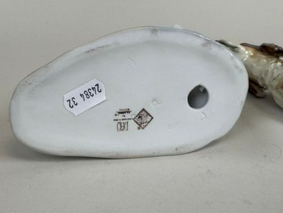 Deux sujets en porcelaine polychrome figurant...