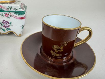 Lot en porcelaine comprenant :
- Porcelaine...