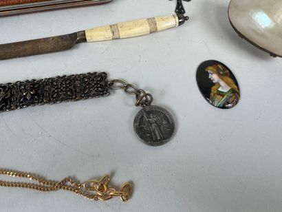 Small lot of display items including : 
-...