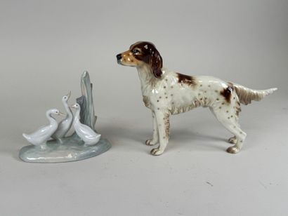 Deux sujets en porcelaine polychrome figurant...