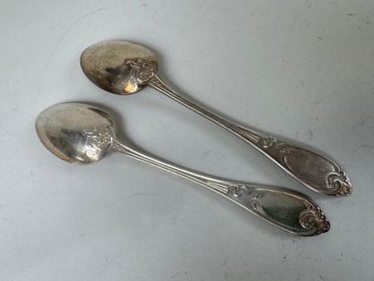 Deux cuillères à entremets en argent à décor...