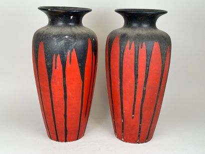 Grande paire de vases en céramique sur fond...