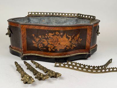 Jardinière en marqueterie de fleurs et bronze...