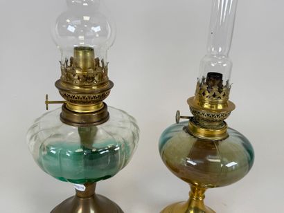 Deux lampes à pétrole en laiton et verre.
H....
