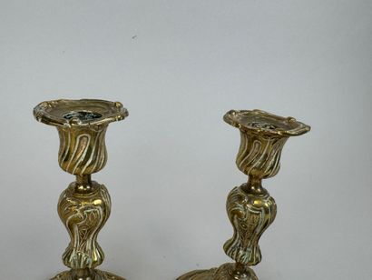 Paire de petits flambeaux en bronze doré...