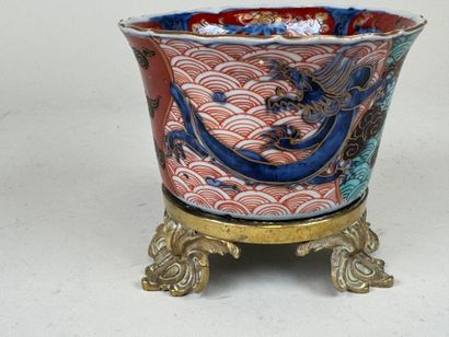 ASIE, XXe.
Petit cache-pot en porcelaine...