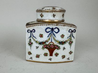 Boite couverte en porcelaine polychrome et...