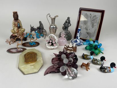 Important lot d'objets de vitrine en verre,...