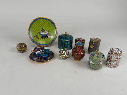 Collection de petits objets en laiton cloisonné...