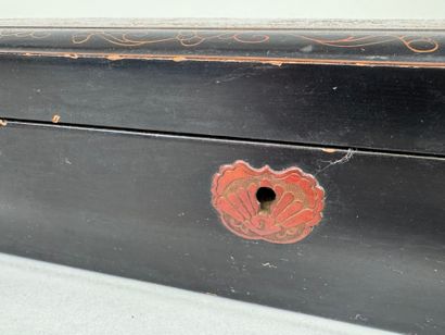 ASIE,XXe.
Deux coffrets en bois laqué :
-...