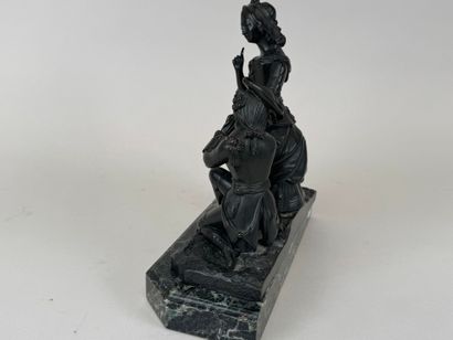 ECOLE, XXe.
Couple galant.
Sujet en bronze...
