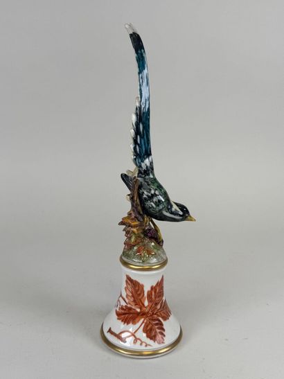 École, XXe.
Oiseau branché.
Sujet en porcelaine...