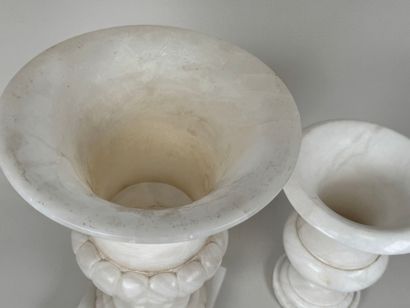 Deux vasques Médicis en albâtre pouvant former...