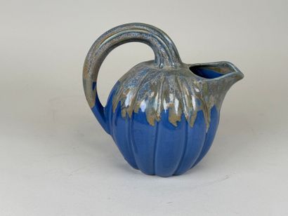 Pichet en faïence polychrome à décor d'une...