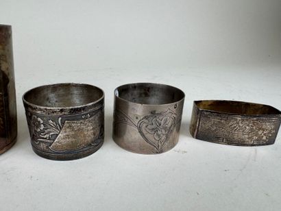 Lot en argent comprenant :
- deux timbales...
