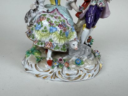 École, XXe.
Couple galant.
Groupe en porcelaine...