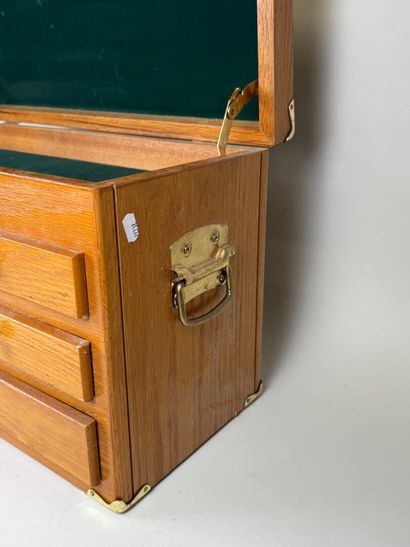 Grand coffret en bois clair et laiton à deux...