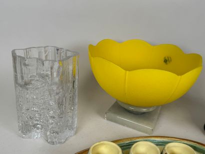 Lot comprenant :
- un vase en verre de forme...